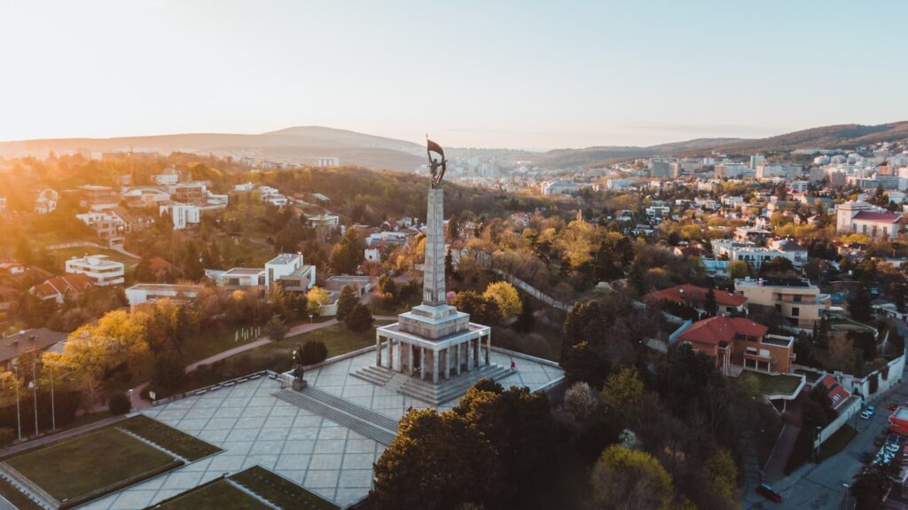 Kip v Bratislavi, ki prikazuje zgodovinsko figuro, obdan s kulturnim in mestnim okoljem