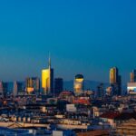 Skrite ulice Milana: Vodič po najbolj očarljivih kotičkih mesta Pogled na Milan ponoči