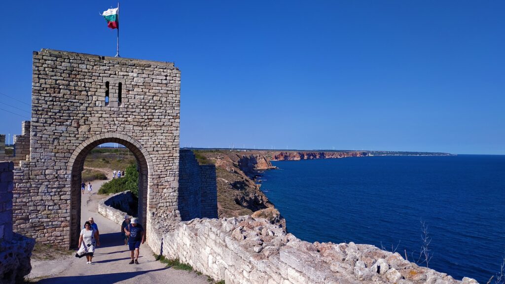 Kulturna dediščina Bolgarije se kaže v kamnitih prehodih, ki pripovedujejo zgodbo o preteklosti ter povezujejo arhitekturno lepoto z zgodovinskim pomenom.