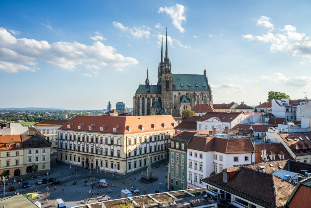 Panoramski pogled na Brno z zgodovinskimi stavbami, starim mestnim jedrom in živahnim mestnim utripom.