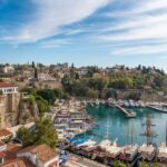 Antalya: Mesto sonca, morja in zgodovinskih zakladov Panoramski pogled na Antalyo, obmorsko mesto s Sredozemskim morjem, zgodovinskim starim mestnim jedrom in slikovitimi plažami.