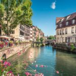 Strasbourg: Skrivnosti mesta dveh duš, ki jih morate odkriti Slikoviti kanali Strasbourga, obdani s tradicionalnimi hišami s predalčno arhitekturo v starem mestnem jedru.