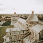 Zakaj je Pisa več kot le poševni stolp? Katedrala v Pisi na trgu Piazza dei Miracoli z veličastno arhitekturo in zgodovinsko dediščino.