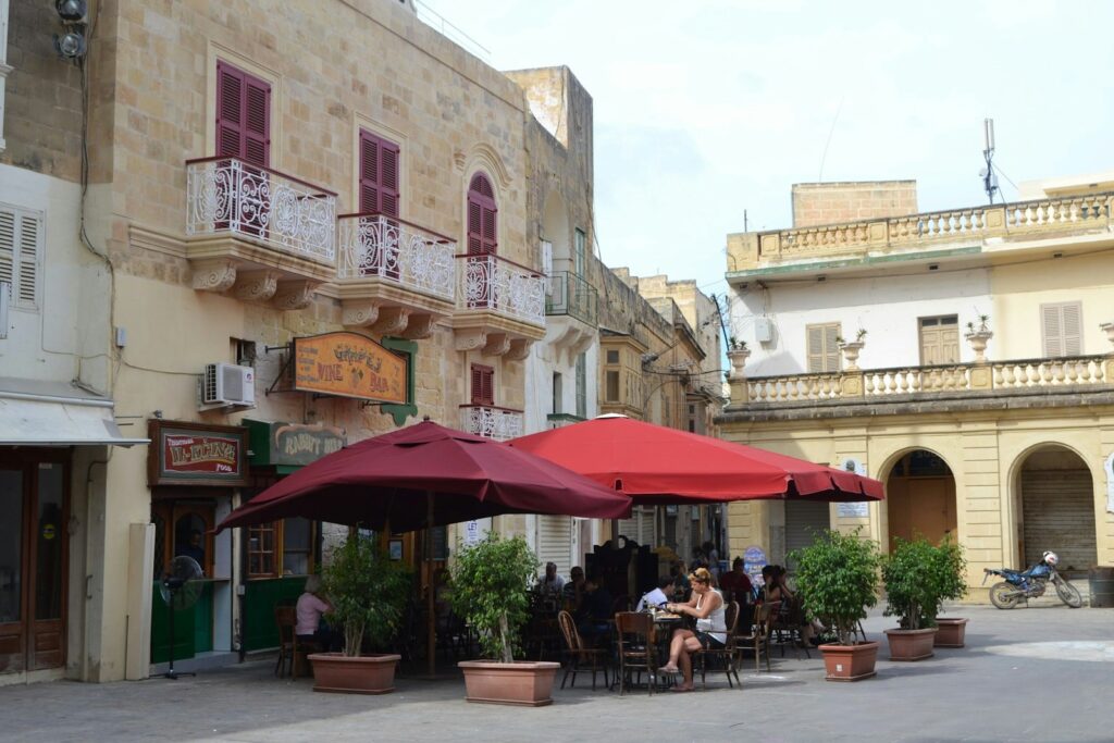 Ozke ulice Mdine so polne čara, kjer se med starodavnimi zidovi skrivajo prijetne restavracije in elegantni bari.