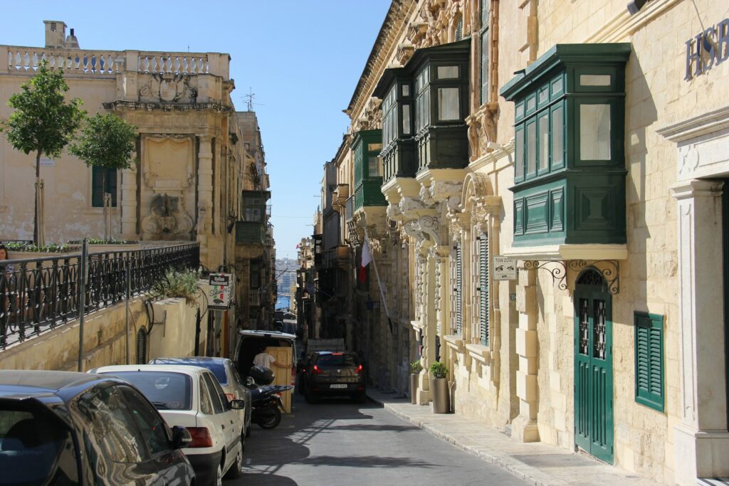 Ulica v Mdini očara s svojimi ozkimi tlakovanimi potmi, starodavnimi kamnitimi hišami in tiho, skoraj mistično atmosfero.