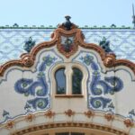Subotica: Vodič po severu Srbije Podrobnosti secesijske arhitekture v Subotici z barvitimi keramičnimi ornamenti in madžarskim vplivom.