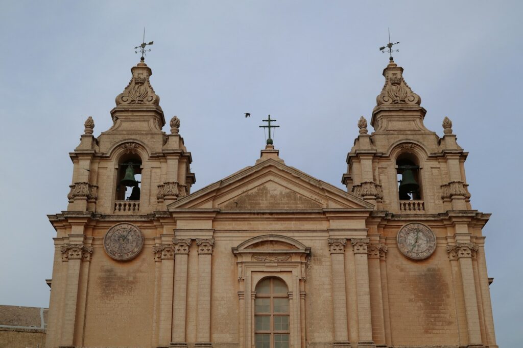 Katedrala sv. Pavla v Mdini izstopa s svojo veličastno baročno arhitekturo, zlatimi fasadami in umetelno okrašenimi detajli.