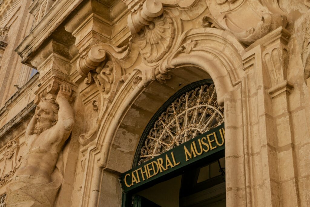 Muzej v Mdini razkriva bogato zgodovino in kulturno dediščino Malte skozi starodavne artefakte, umetniška dela in zgodovinske razstave.